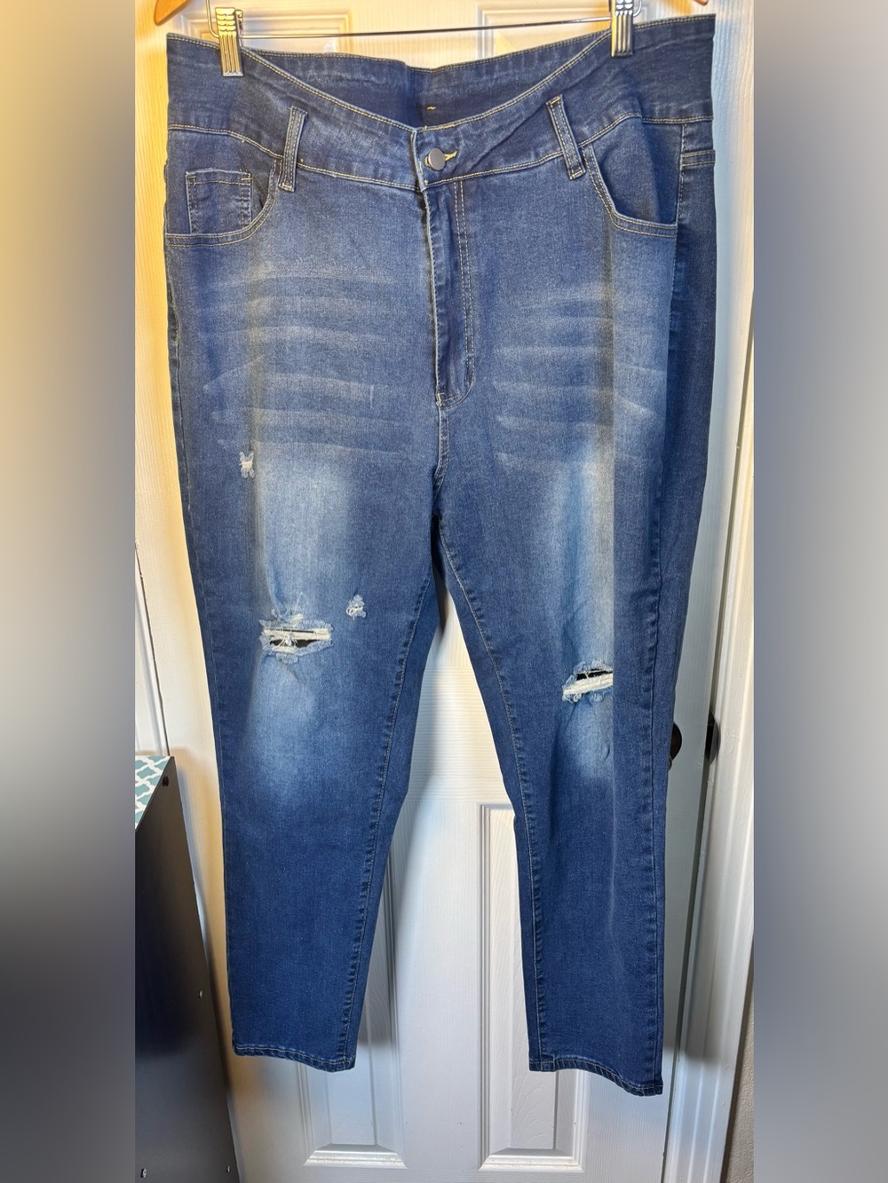 NWOT Women’s Distressed Blue Skinny Jeans